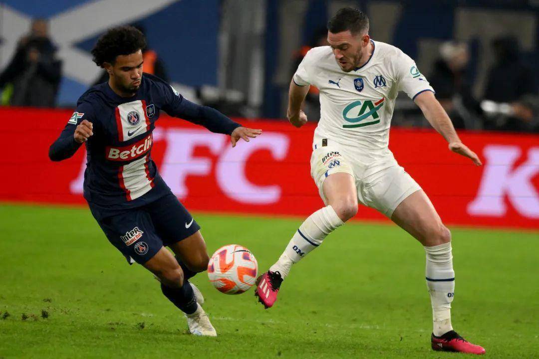 埃因霍温发布备战花絮；集结日远射贴柱；法国杯任务艰巨；更衣室氛围转暖 