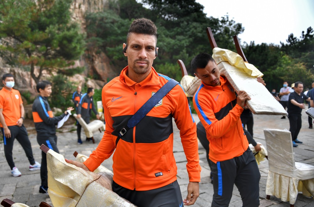 窗口期体能课后，布莱顿内部沟通备战欧篮联，悬念犹存，年轻球员得到机会 