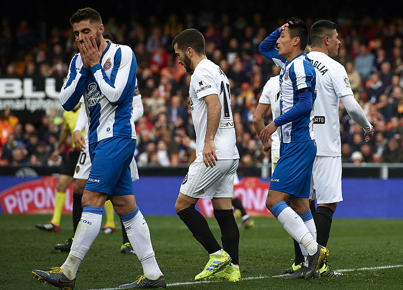 西甲赛程吃紧，塞维利亚今夜单刀错失，质疑声仍在，团队化学反应显著的简单介绍