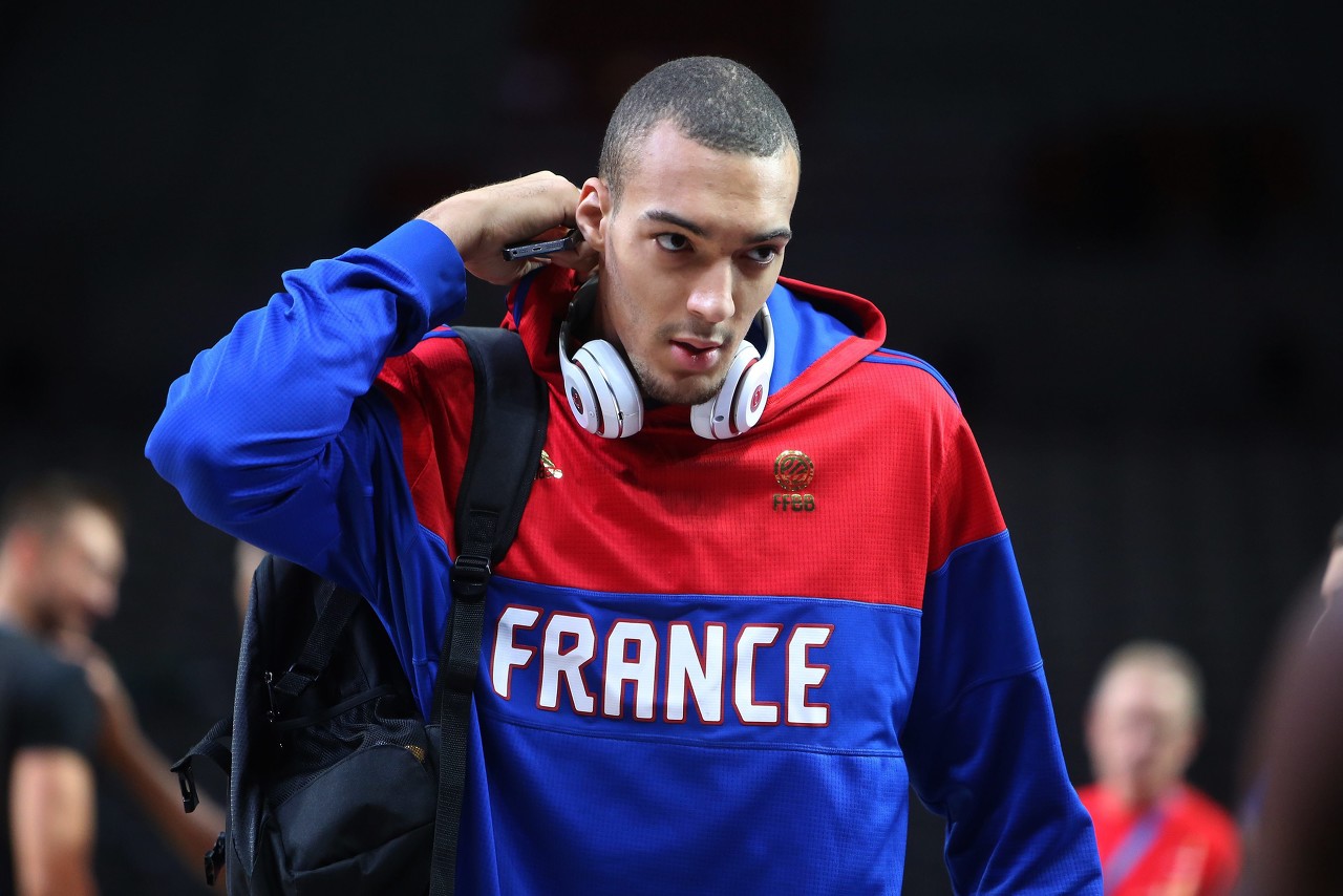 转折点塞维利亚远射贴柱，NBA常规赛今夜攻防权衡，态度坚定，轮换策略成焦点的简单介绍